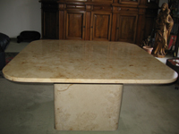Steintisch aus JURAMAMOR GELB (Kalkstein) mit polierten Oberflächen - quadratisch mit gerundeten Ecken; 2-teilig.