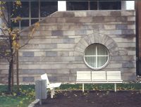 Fassadenbekleidung aus Krensheimer Muschelkalk Kernstein mit Rundfenster