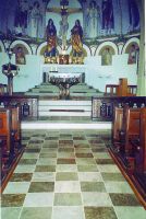 Bodenbelag in einer Kirche Krensheimer Muschelkalk-Kernstein mit quadratischen Platten als Schachbrettmuster hell/dunkel
