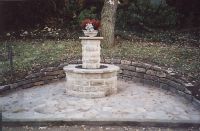 Brunnen auf einem Friedhof aus gemauerten Krensheimer Muschelkalk Kernstein Bossensteinen