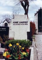 Grabkreuz aus Krensheimer Muschelkalk Kernstein mit aufgesetzten Bleibuchstaben