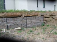 Steinkörbe (Gabionen) verwendet als Stützmauer